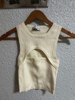 Top Bershka beige con abertura