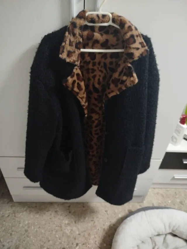 Abrigo reversible negro y estampado animal