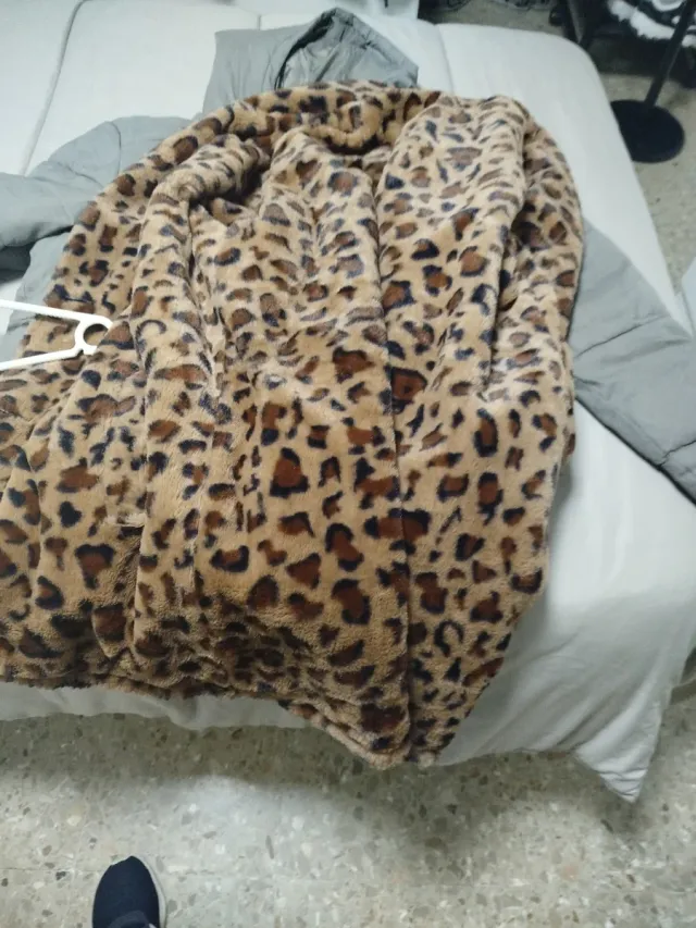 Abrigo reversible negro y estampado animal