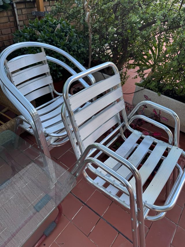 Sillas de metal y cristal