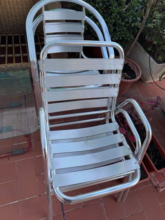 Sillas de metal y cristal