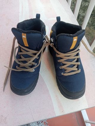 Botas de nieve y montaña azules y amarillas
