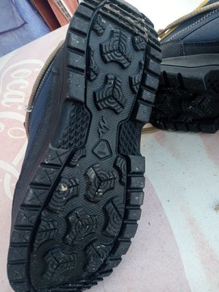 Botas de nieve y montaña azules y amarillas