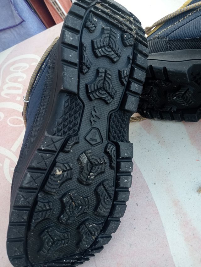 Botas de nieve y montaña azules y amarillas