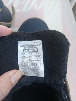 Botas de nieve y montaña azules y amarillas