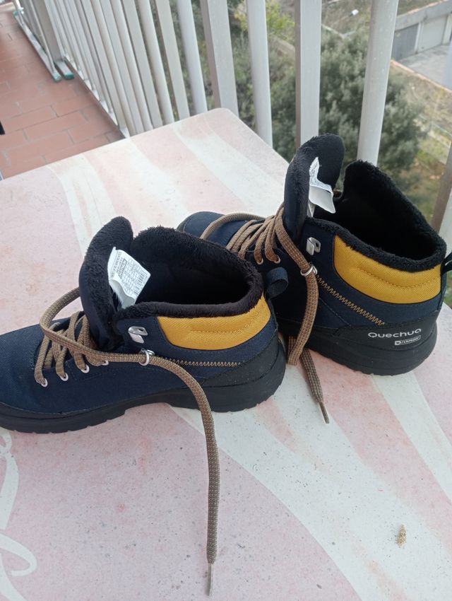 Botas de nieve y montaña azules y amarillas