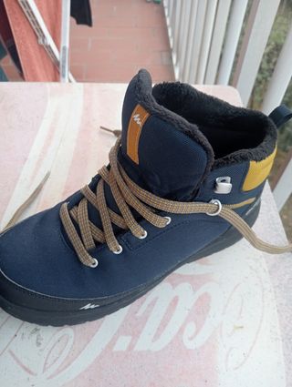 Botas de nieve y montaña azules y amarillas