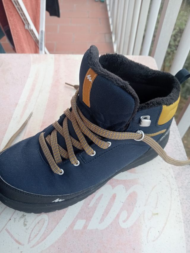 Botas de nieve y montaña azules y amarillas