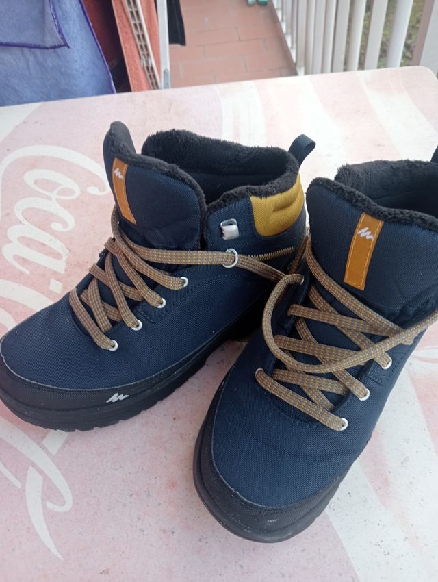 Botas de nieve y montaña azules y amarillas