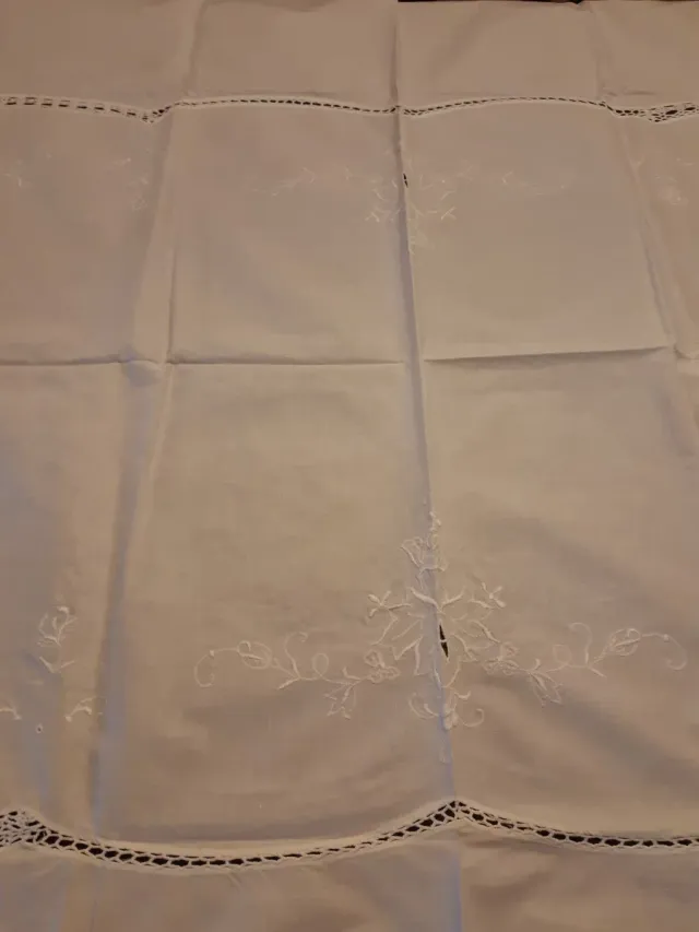 Tavolo con tovaglia ricamata e 6 tovaglioli 1,66m x 1,23m