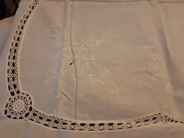 Tavolo con tovaglia ricamata e 6 tovaglioli 1,66m x 1,23m