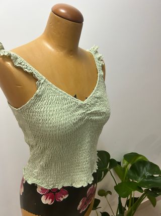 Top verde Stradivarius con volantes
