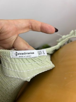Top verde Stradivarius con volantes