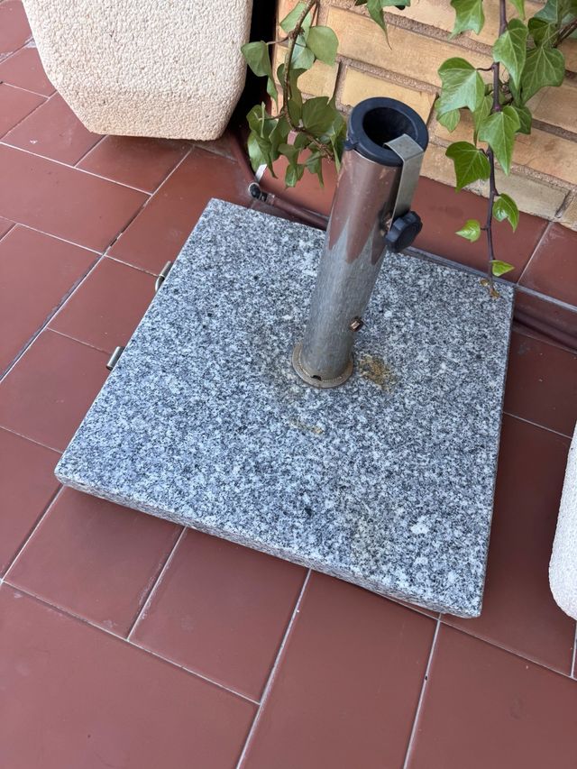 Base para sombrilla de piedra y metal
