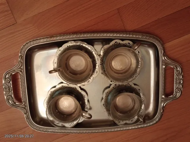 Bandeja con 4 tazas de café