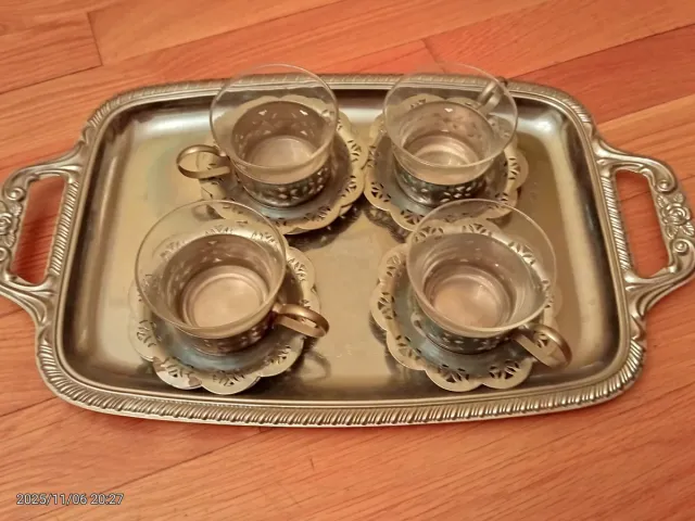 Bandeja con 4 tazas de café