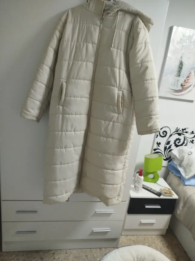 Abrigo acolchado largo beige