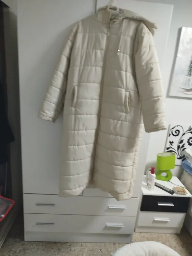 Abrigo acolchado largo beige