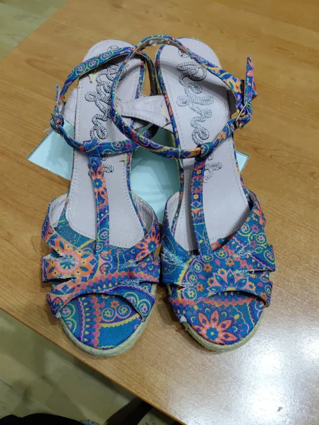 Sandalias de cuña con estampado étnico