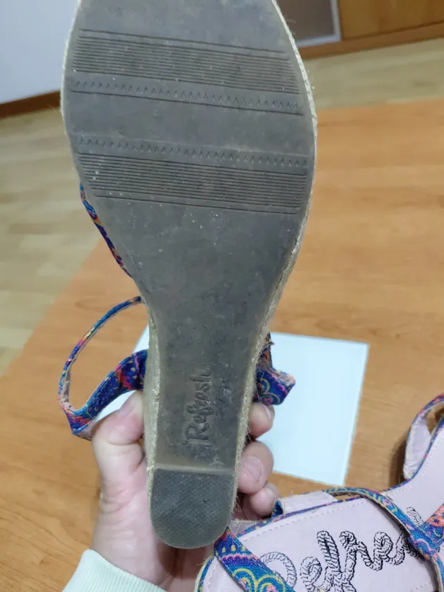 Sandalias de cuña con estampado étnico