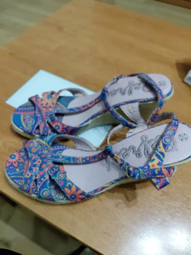 Sandalias de cuña con estampado étnico