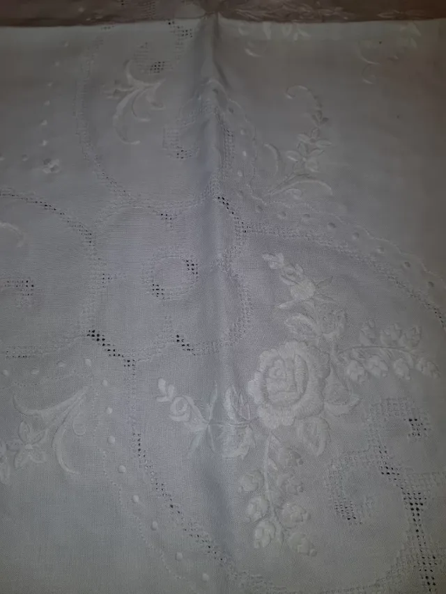 Tovaglia ricamata con 6 tovaglioli