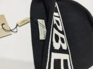Gorro Burberry Negro y Blanco