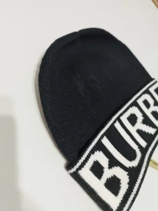 Gorro Burberry Negro y Blanco