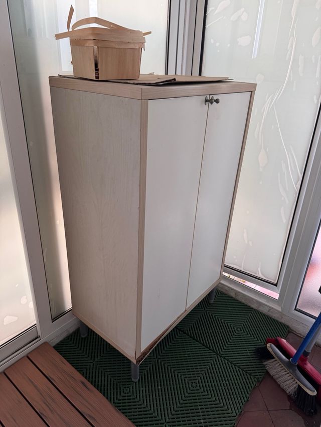 Armario de madera y metal