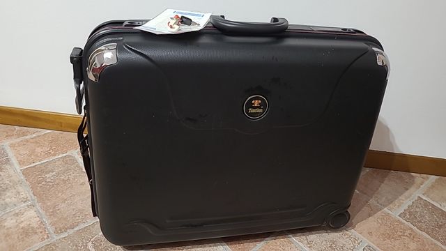 Valigia nera rigida da aereo e non solo