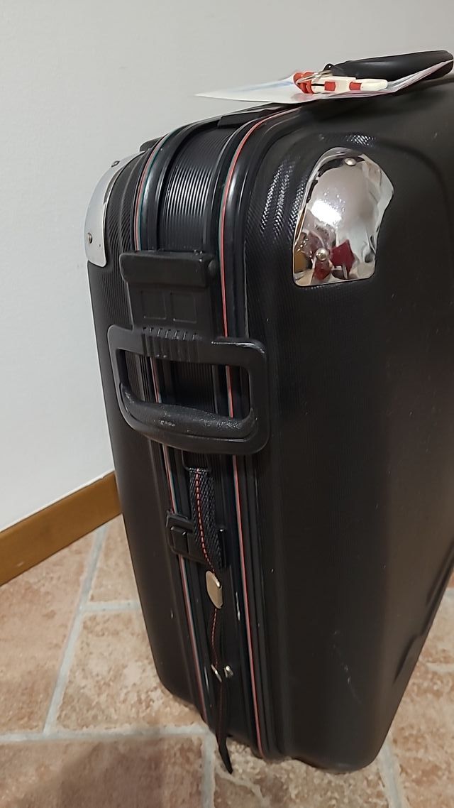 Valigia nera rigida da aereo e non solo