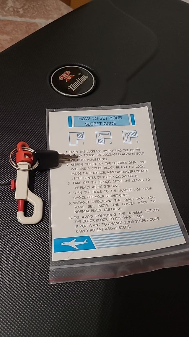 Valigia nera rigida da aereo e non solo