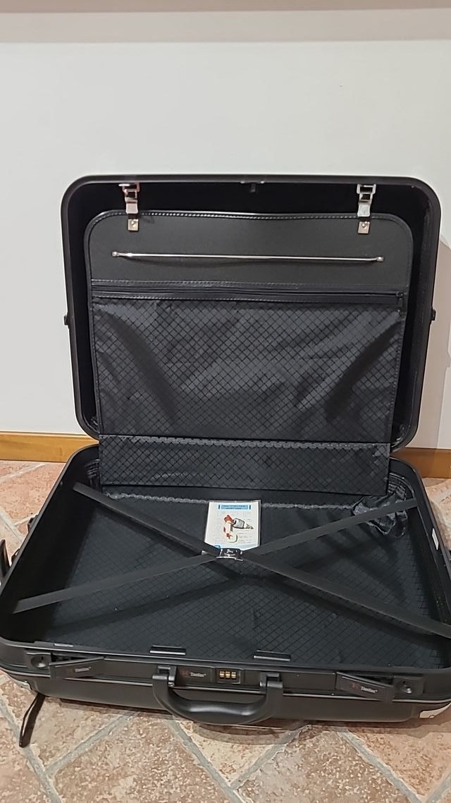 Valigia nera rigida da aereo e non solo