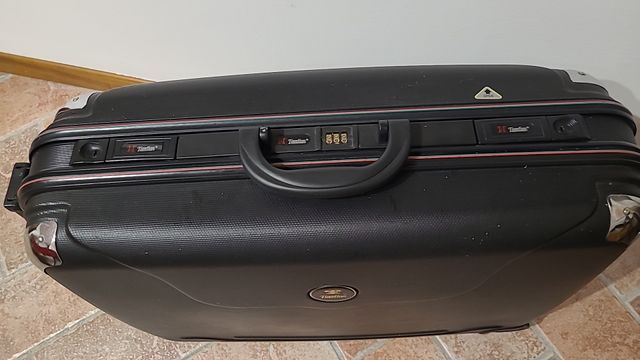 Valigia nera rigida da aereo e non solo