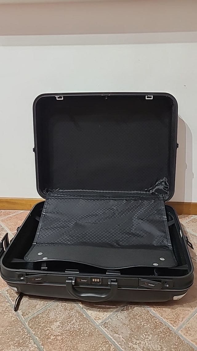 Valigia nera rigida da aereo e non solo