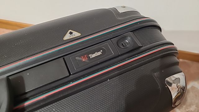 Valigia nera rigida da aereo e non solo