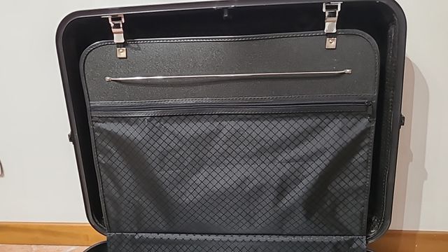 Valigia nera rigida da aereo e non solo