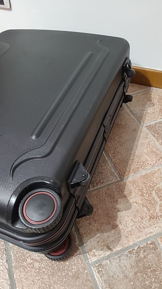 Valigia nera rigida da aereo e non solo