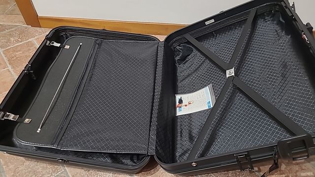 Valigia nera rigida da aereo e non solo