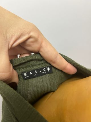 Top verde Stradivarius con choker