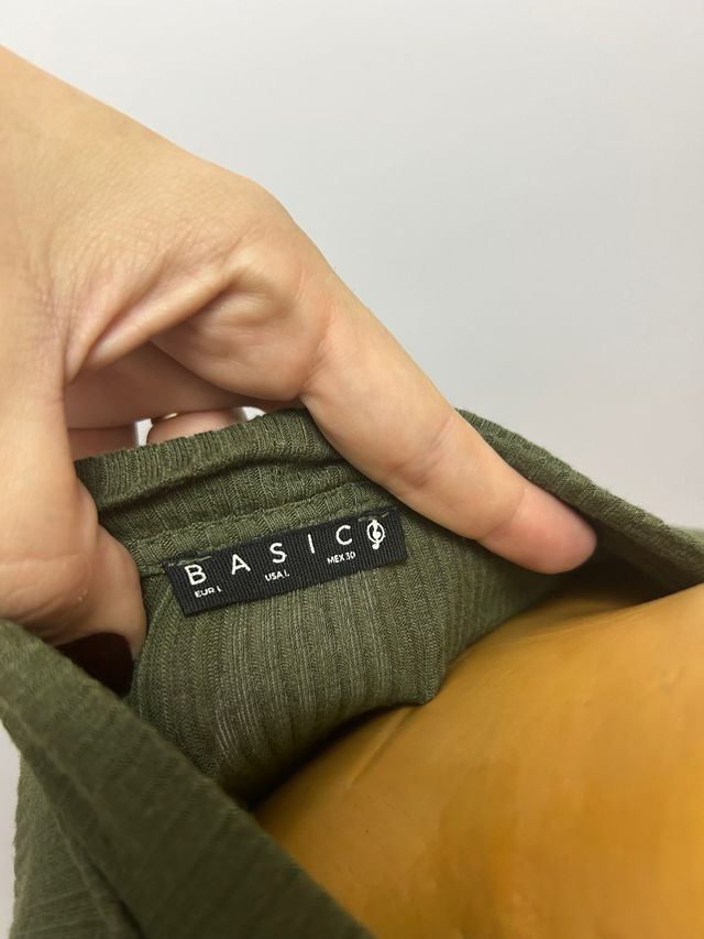 Top verde Stradivarius con choker