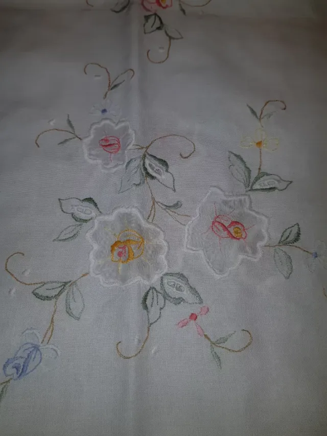 Tovaglia ricamata con 6 tovaglioli