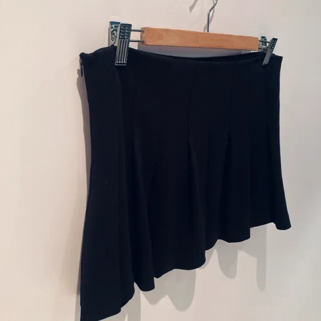 Minifalda Zara negra con vuelo.