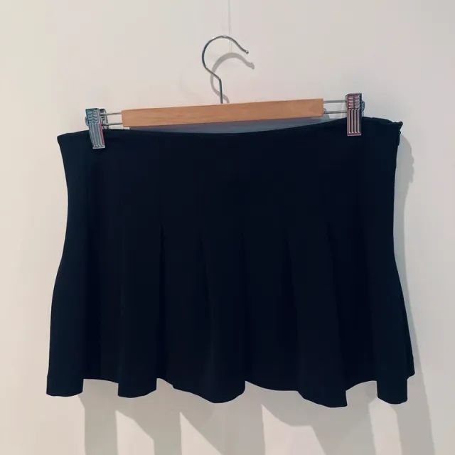 Minifalda Zara negra con vuelo.