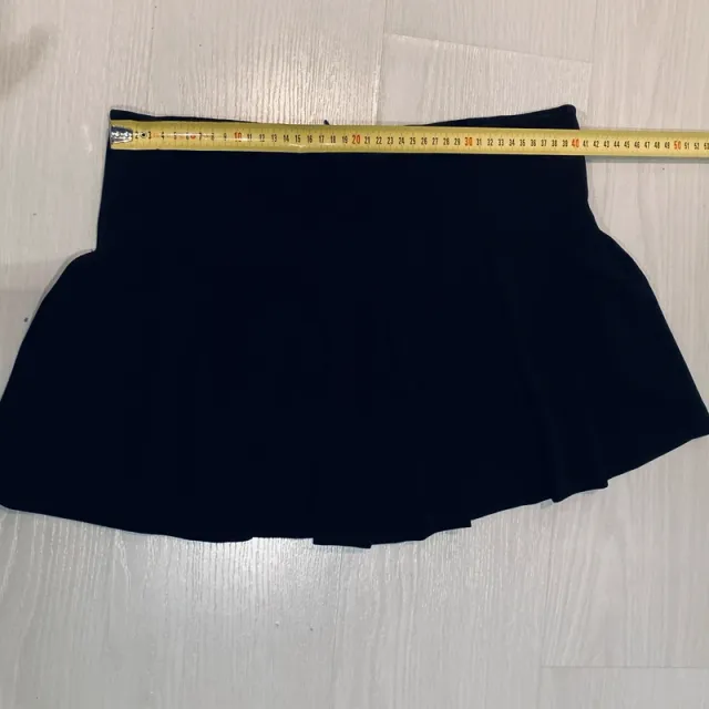 Minifalda Zara negra con vuelo.