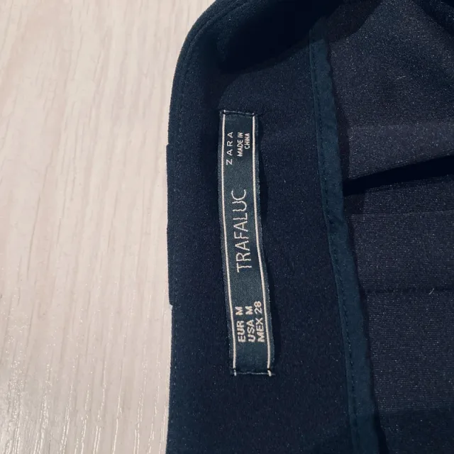 Minifalda Zara negra con vuelo.