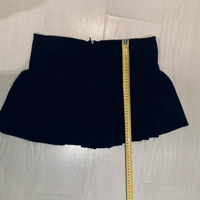 Minifalda Zara negra con vuelo.