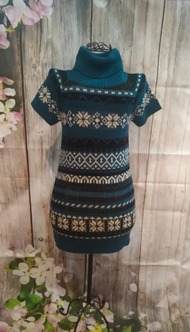 Vestido de lana corto cuello alto estampado