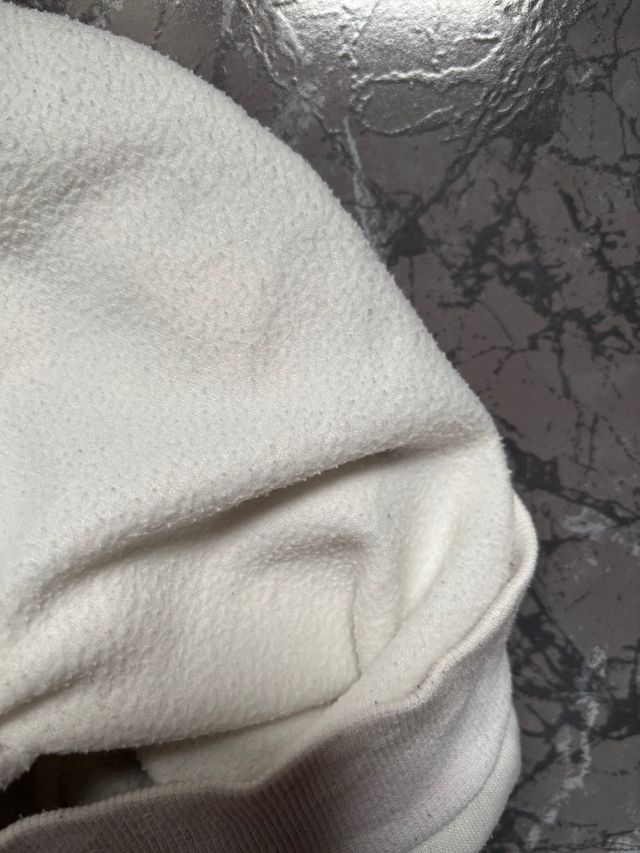 Sudadera con capucha blanca