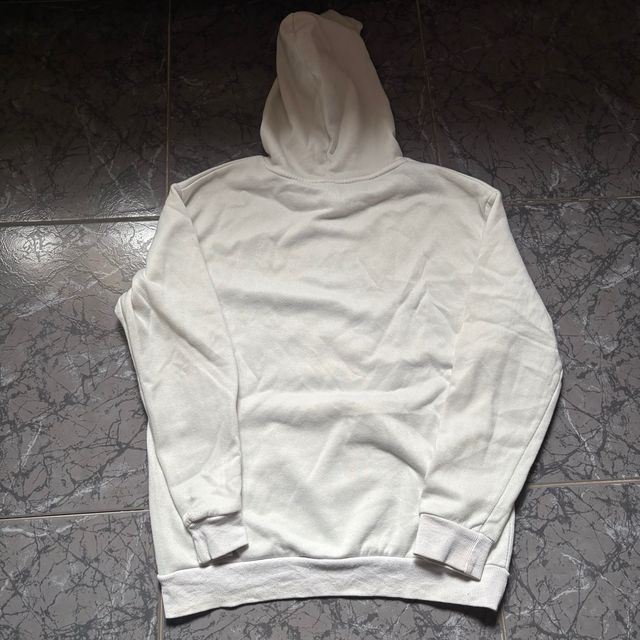 Sudadera con capucha blanca